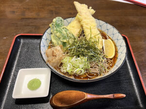 鶏天とレモンの 冷たいソバ好評 　そば処さかい